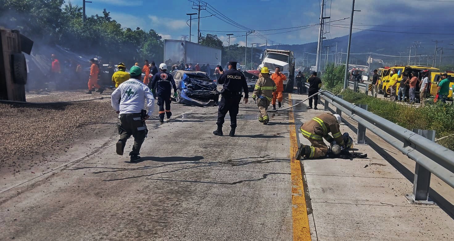 Una rastra con desperfectos mecánicos habría provocado el percance, en el que varios vehículos resultaron involucrados y algunos se incendiaron.